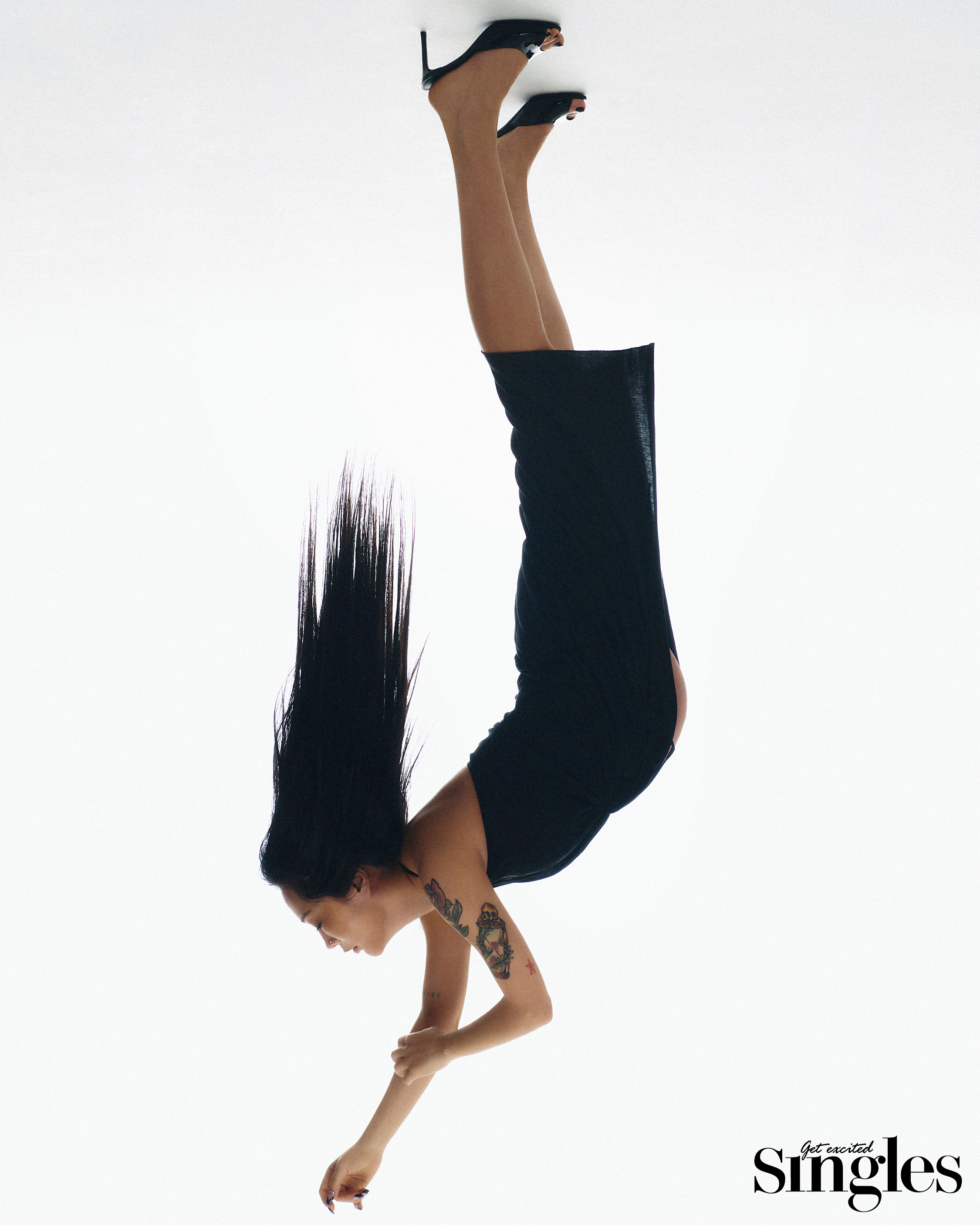 허니제이가 릭 오웬스의 블랙 드레스, 돌체앤가바나의 에나멜 소재 뮬을 착용하고 촬영한 싱글즈 화보